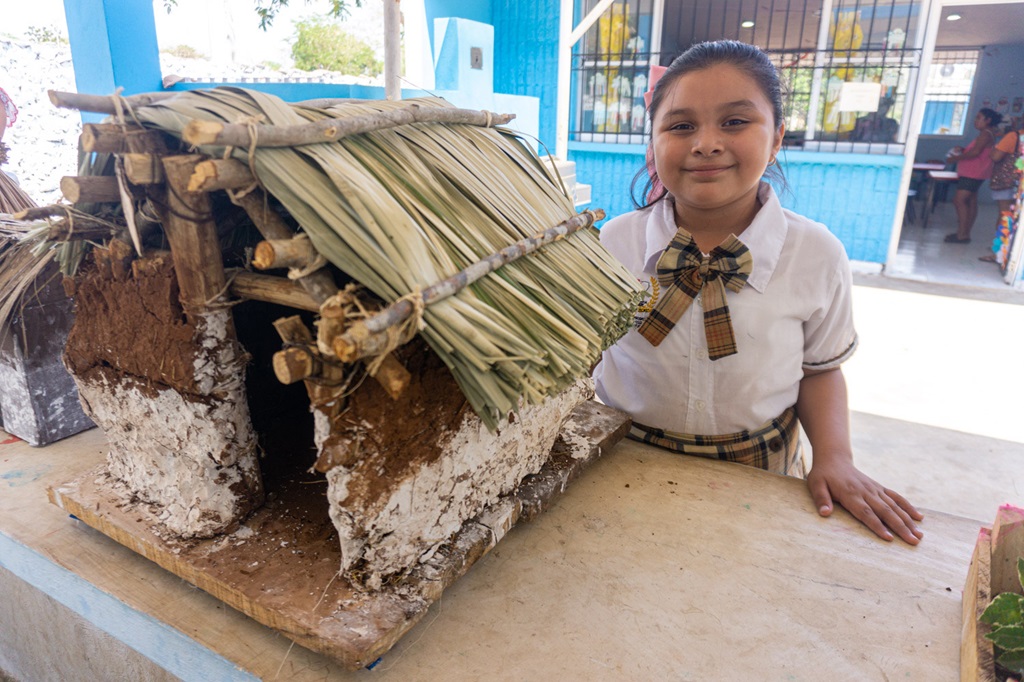 Recrean miniaturas de la tradicional vivienda maya