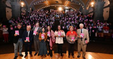 Reciben 110 mil estudiantes de bachillerato de la UNAM el libro de verano